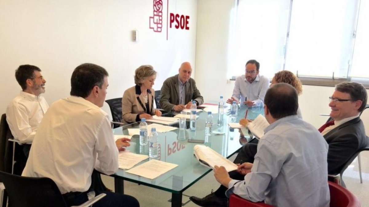 Pedro Sánchez y el equipo negociador del PSOE, reunidos para estudiar la propuesta de Compromís.