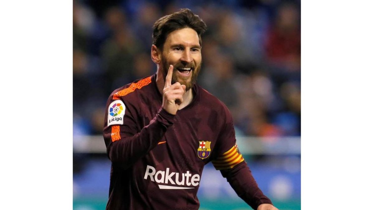 Messi celebra uno de los tres goles que ayer le endosó al Deportivo en Riazor. LAVANDEIRA JR