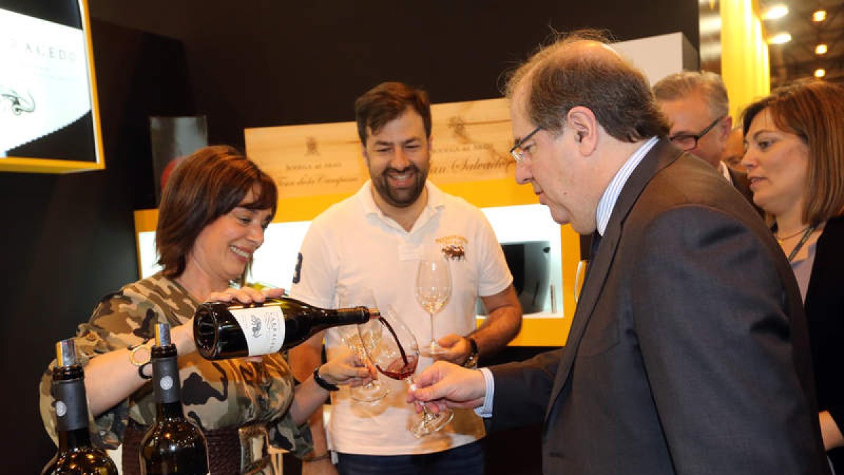 Herrera con representantes de la Bodega del Abad. RAQUEL P. VIECO
