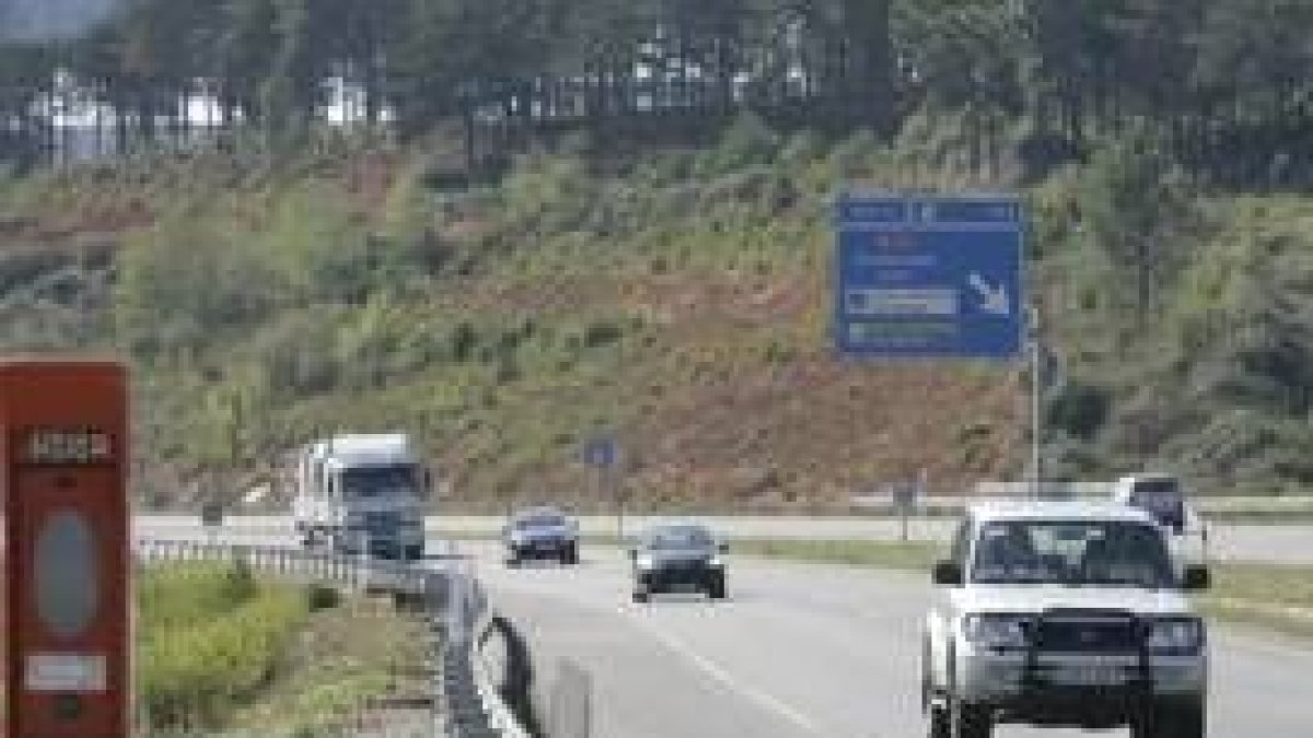 Vista parcial del punto kilométrico 382 de la autovía A-6 en el que tuvo lugar el accidente