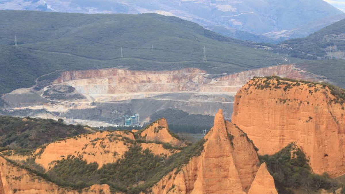La macrocantera de Catisa impacta a los ojos de los turistas que se asoman a Las Médulas desde el mirador de Orellán.