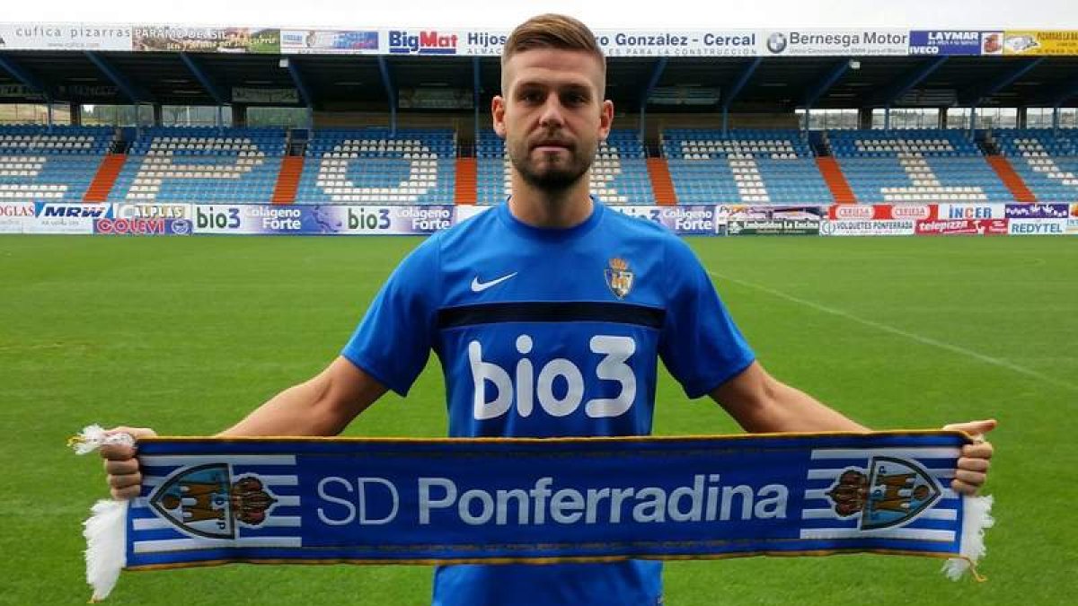 David Goldar ya posó ayer con sus nuevos colores y en el que será su estadio, además de entrenar con el plantel deportivista. SDP