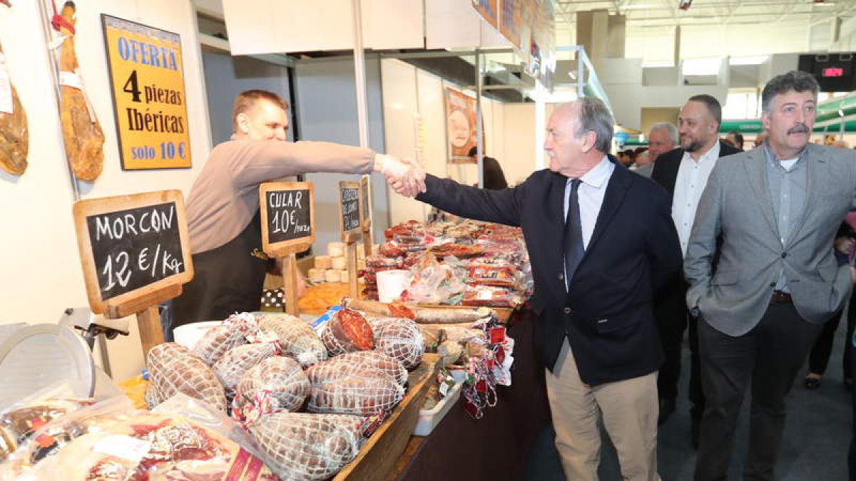 José Manuel Otero, Gerardo Álvarez Courel y Ángel Calvo recorrieron ayer el ferial. L. DE LA MATA