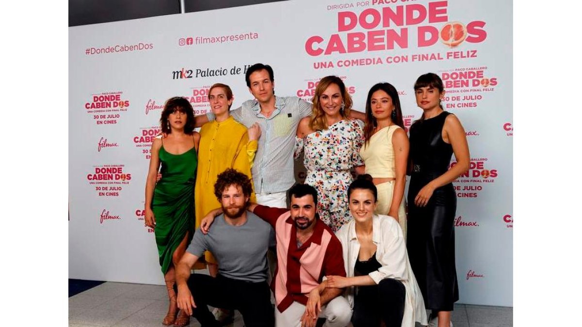 Paco Caballero posa junto al elenco en la presentación de ‘Donde caben dos’.  EMILIO NARANJO