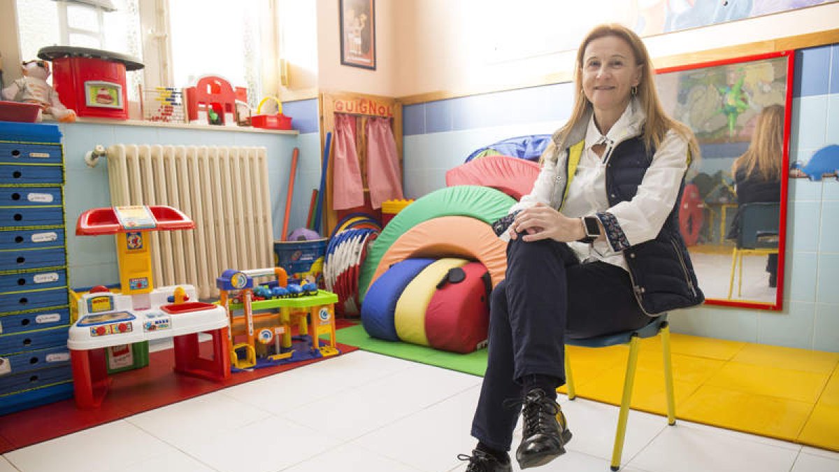 Coral Chamorro Ordás, en un aula de Maristas, sigue los pasos del laureado Manu Velasco. FERNANDO OTERO