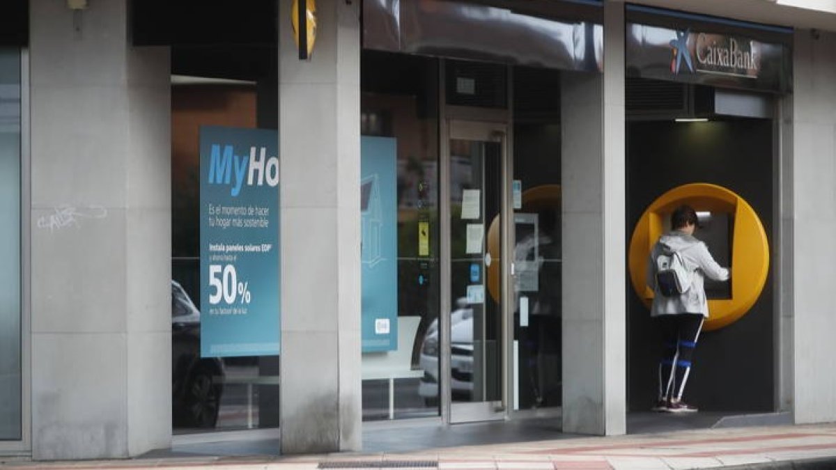 Desde esta sucursal bancaria se obtuvieron las imágenes de los sospechosos huyendo. RAMIRO