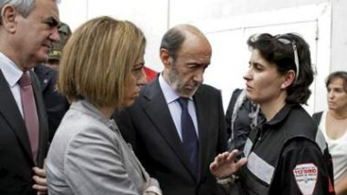 Chacón y Rubalcaba conversan en Lorca con los servicios de emergencia.