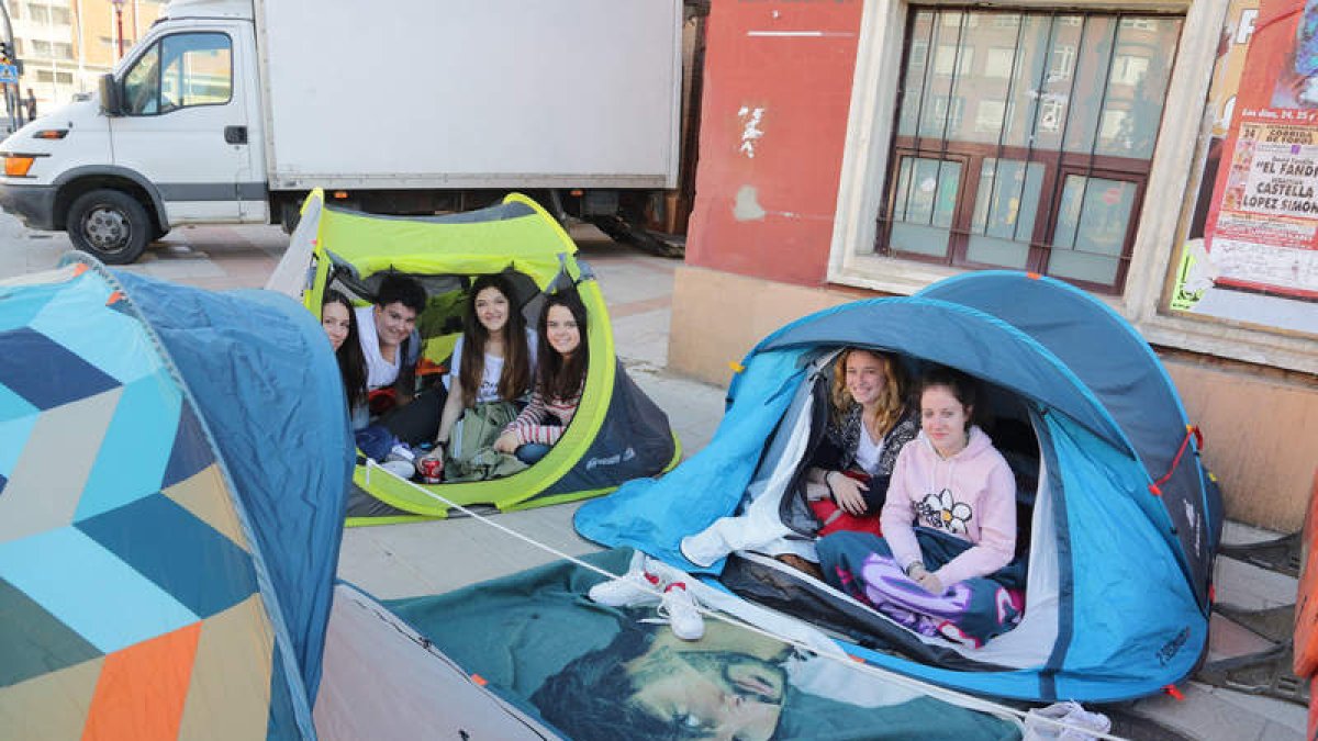 Seguidoras del músico, en plena acampada. SECUNDINO PÉREZ