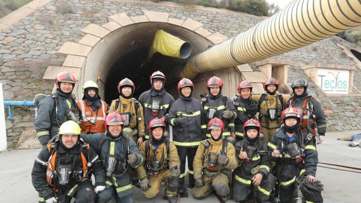 Los bomberos de Pingtung junto a sus instructores en la entrada de un túnel de la FSB.
