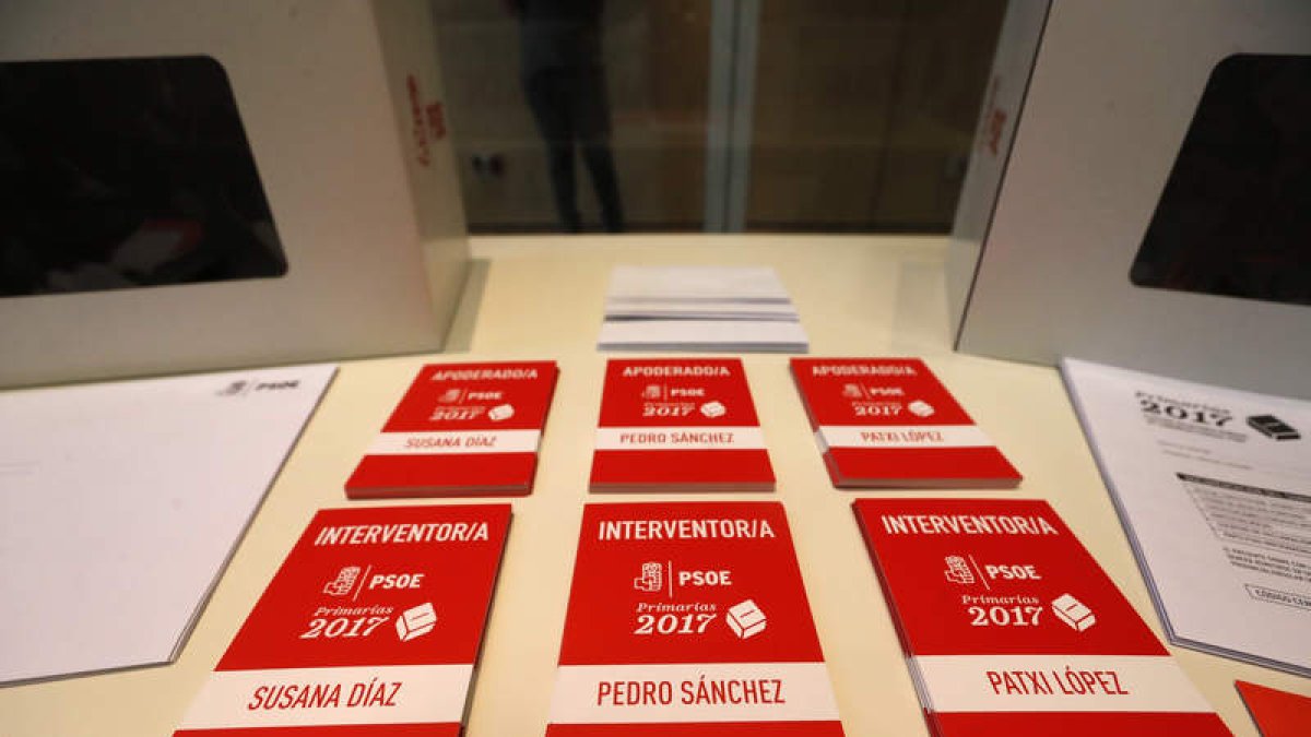 Preparativos en la sede del PSOE en Ferraz el día antes de las votaciones. JAVIER LIZÓN