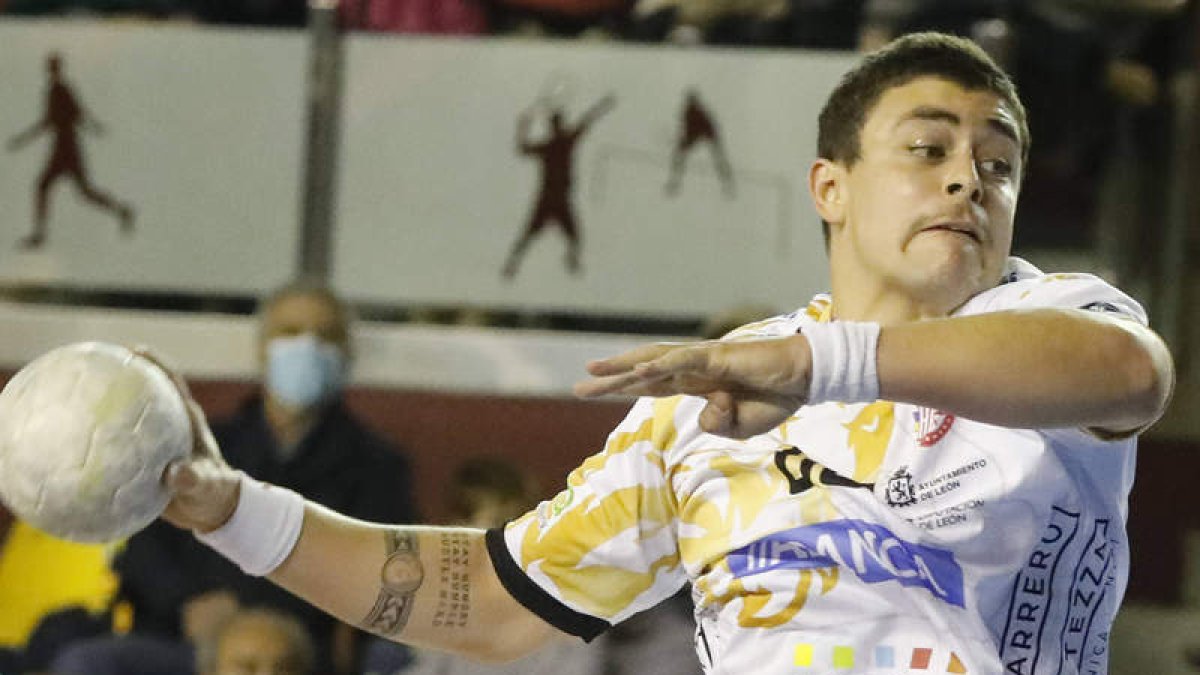 La publicidad de la Junta luce en la camiseta del Ademar desde este mes de diciembre. MARCIANO PÉREZ