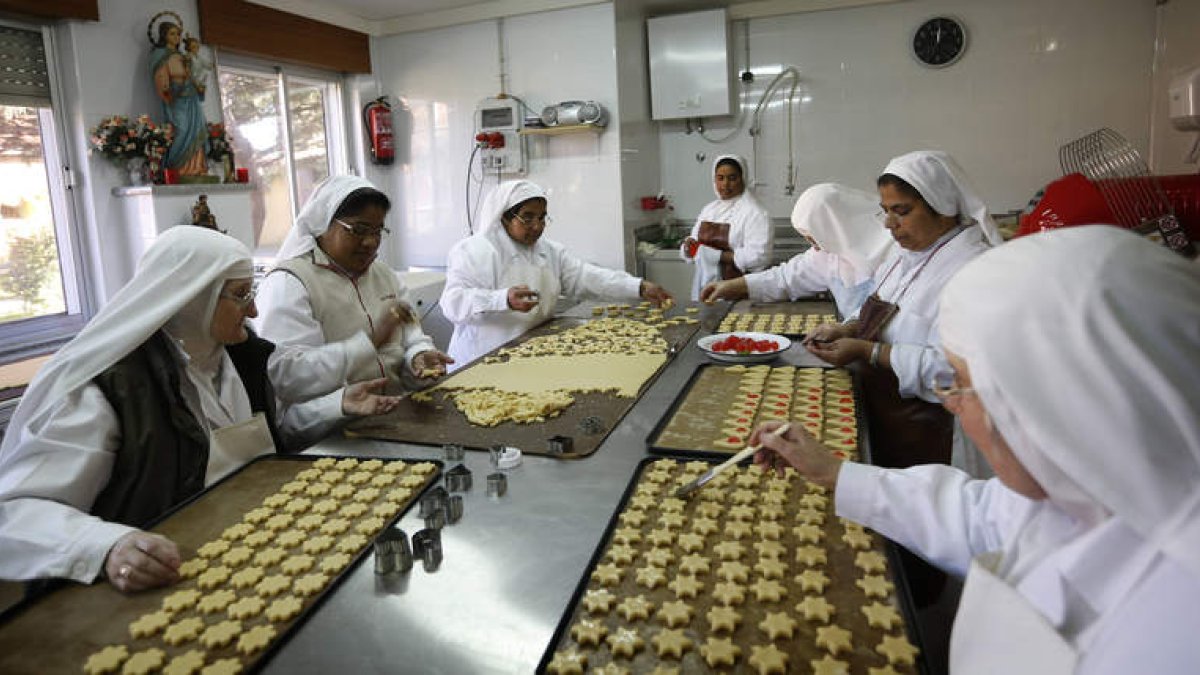 La imagen muestra a todas las hermanas trabajando en el obrador del monasterio, cada una atenta a su faena, para que todo salga exquisito.