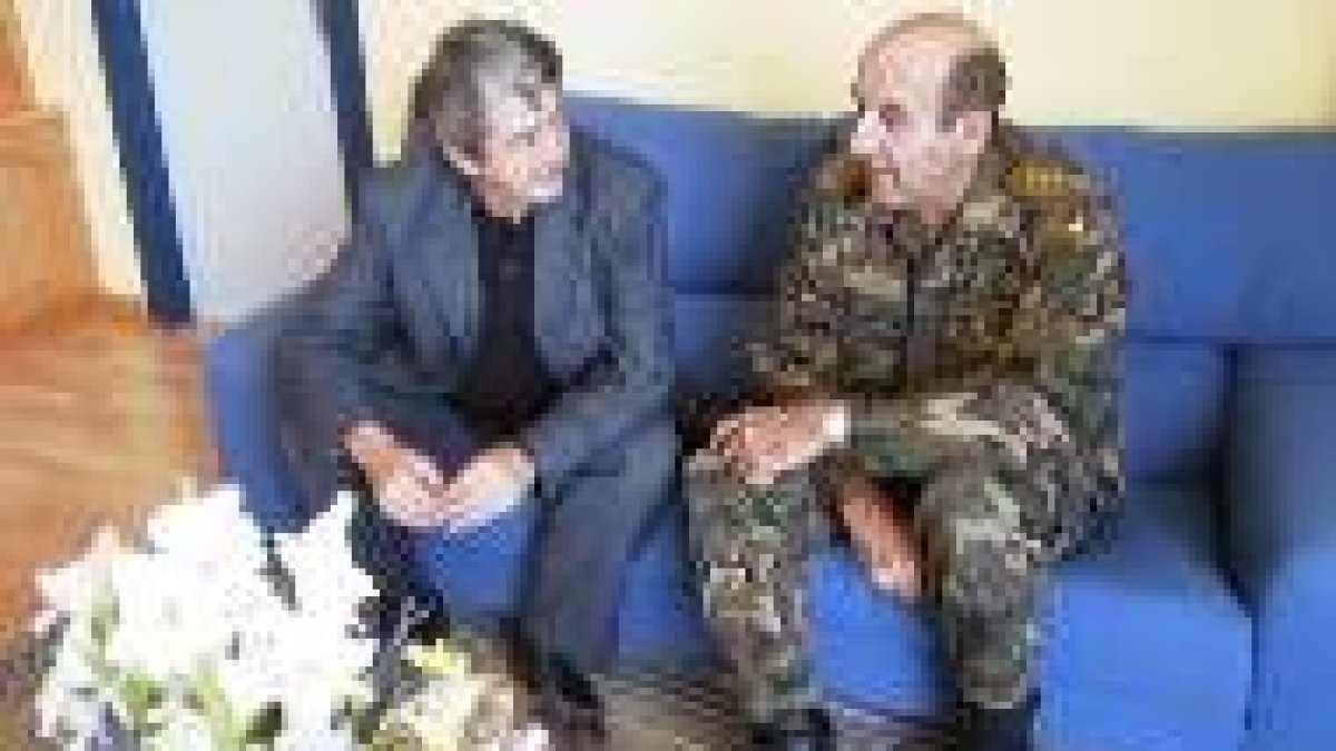 El alcalde de San Andrés y el comandante Fernando Buesa se reunieron ayer
