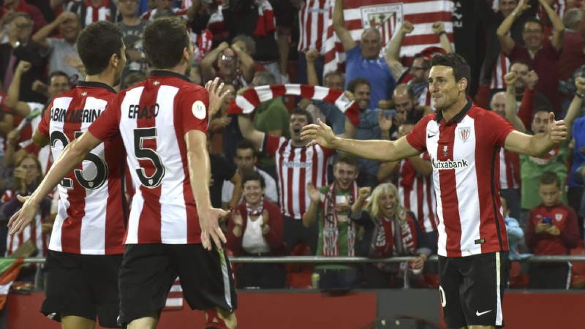 Sabin Merino y Eraso se acercan para celebrar con Aduriz uno de los tres goles que el delantero anotó frente al Barcelona.