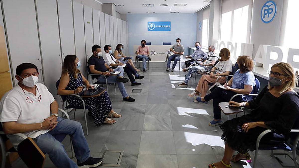 El comité de dirección del PP de Santiago Vélez se reunió ayer por primera vez. MARCIANO PÉREZ