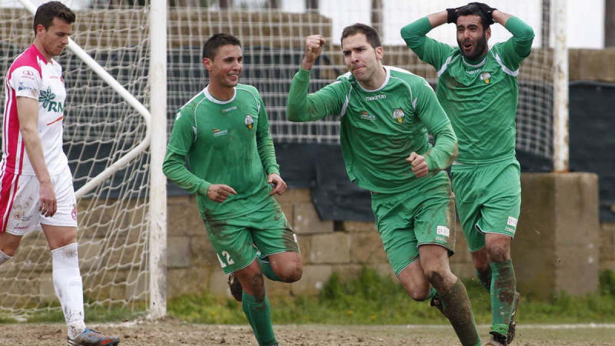 Rueda celebra el segundo gol de La Virgen tras rematar a la red de bellísima chilena. Sus compañeros Nanín y Ramírez le felicitan ante la desolación del capitán culturalista Santi Santos.