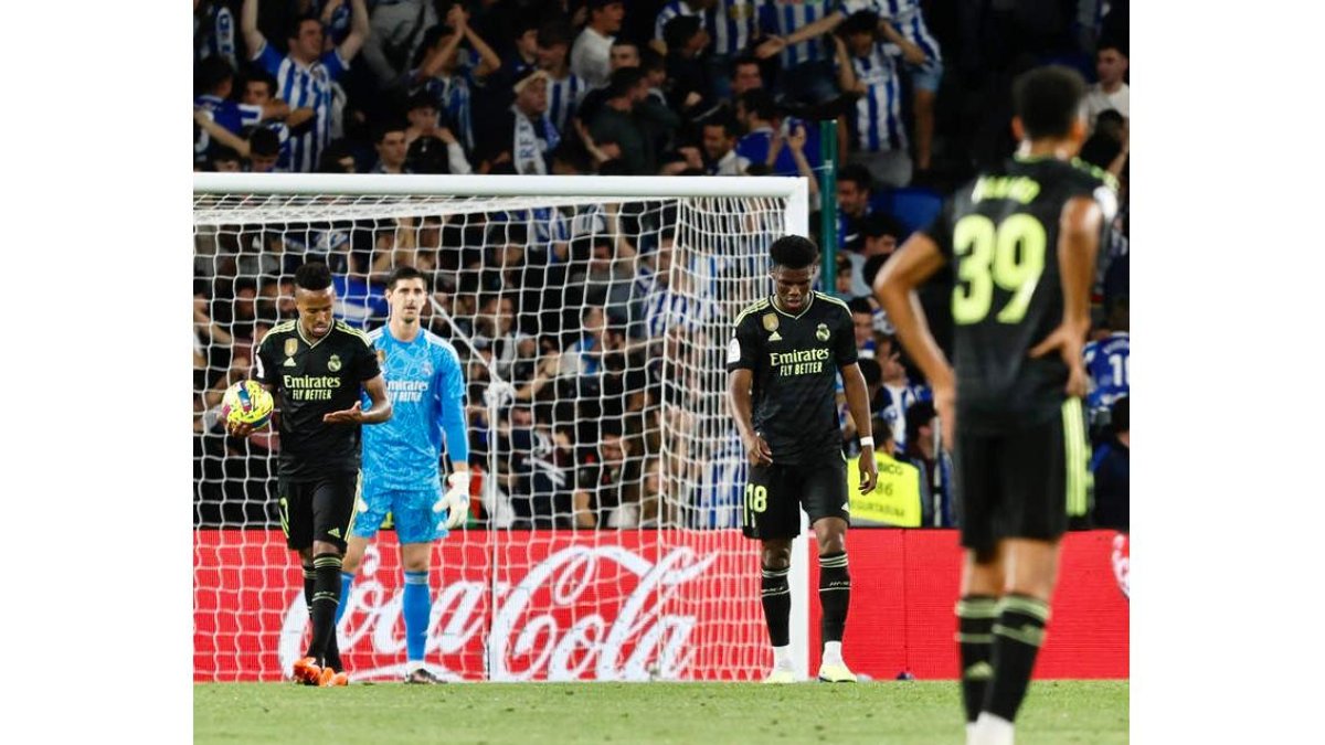 Los gestos de resignación de los jugadores del Madrid lo dicen todo. COLMENERO