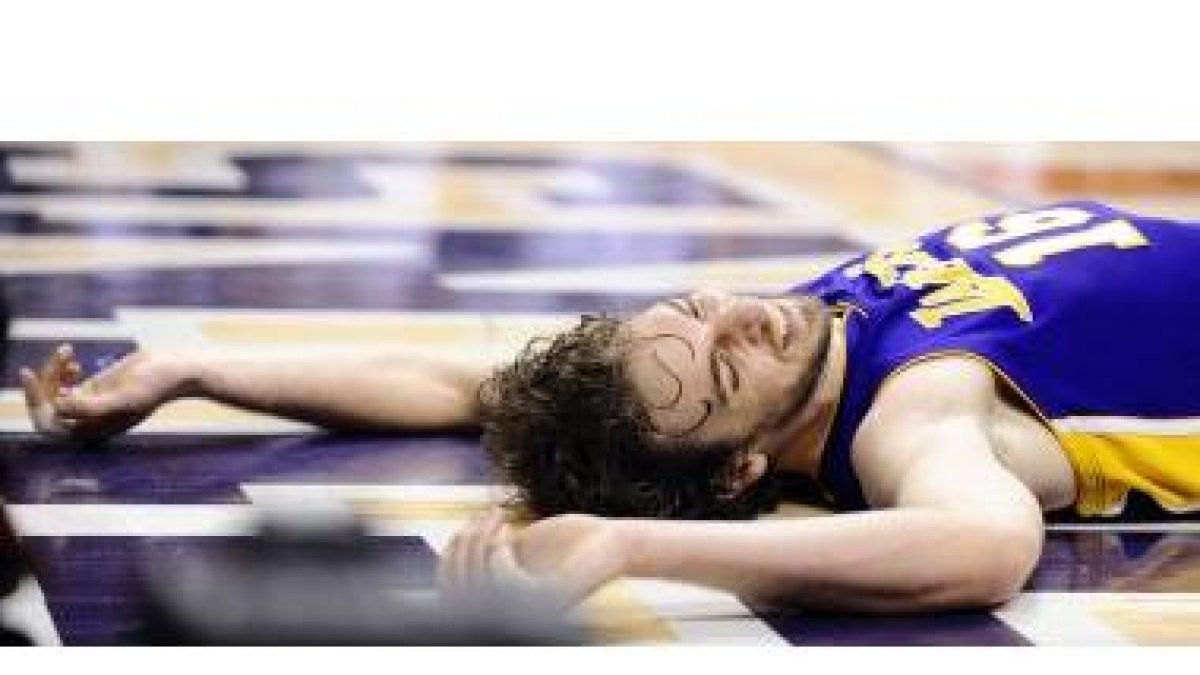 Gasol yace en el suelo después de recibir una falta ante los Suns de Phoenix.