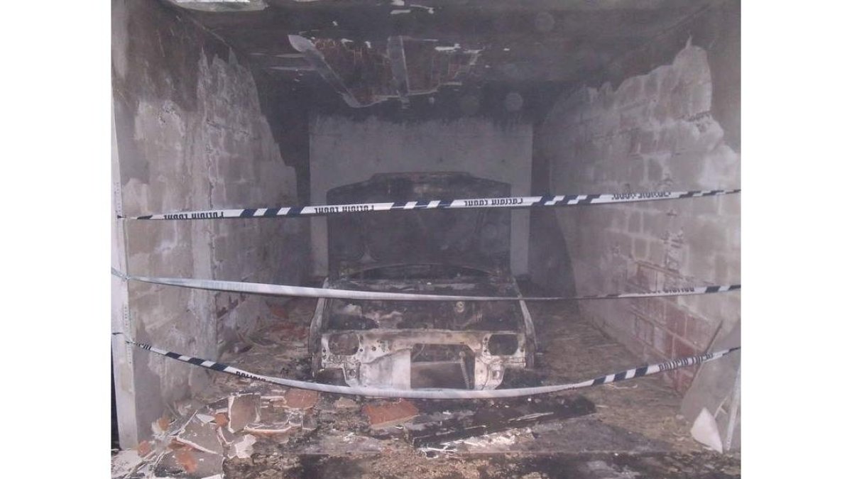 Estado en el que quedó la cochera donde se originó el fuego.