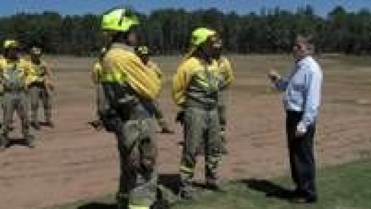 Álvarez saludó a los miembros de las brigadas de extinción