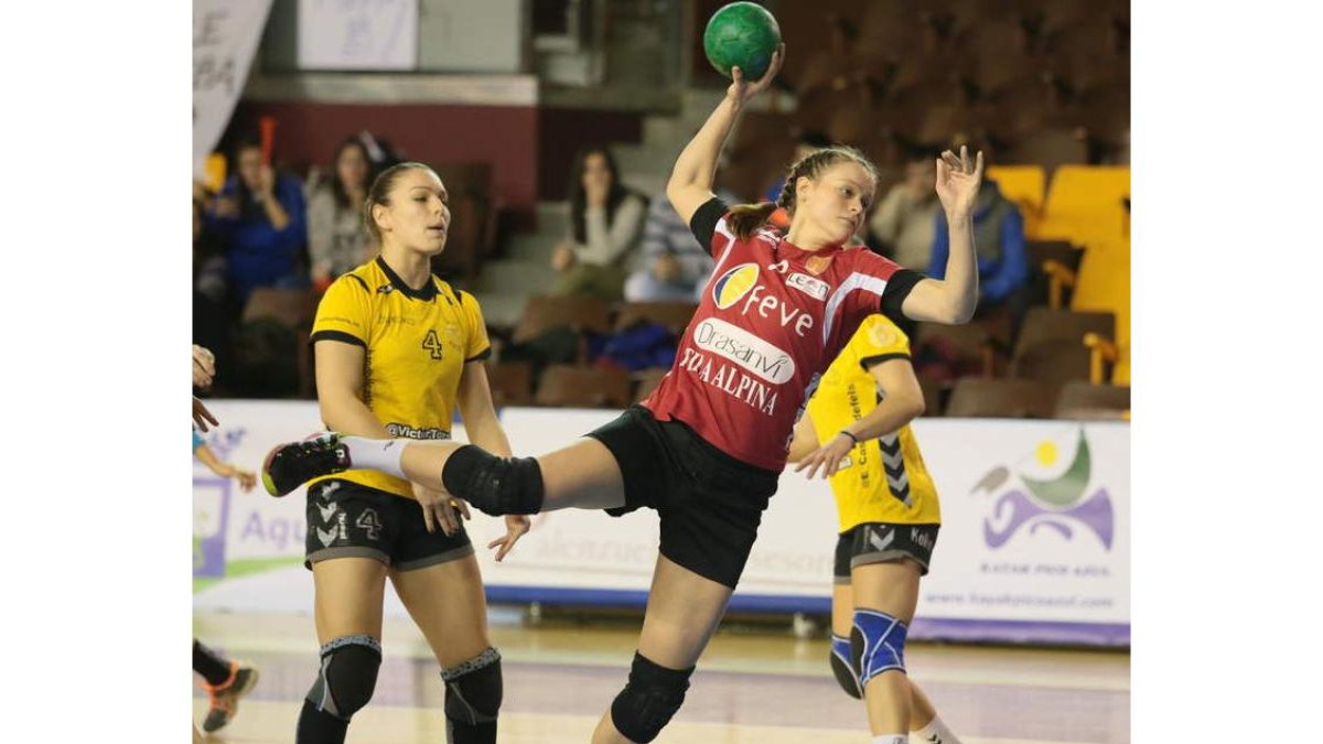 La pivote rusa Daria Ilina supera la defensa catalana para marcar uno de sus cuatro goles.