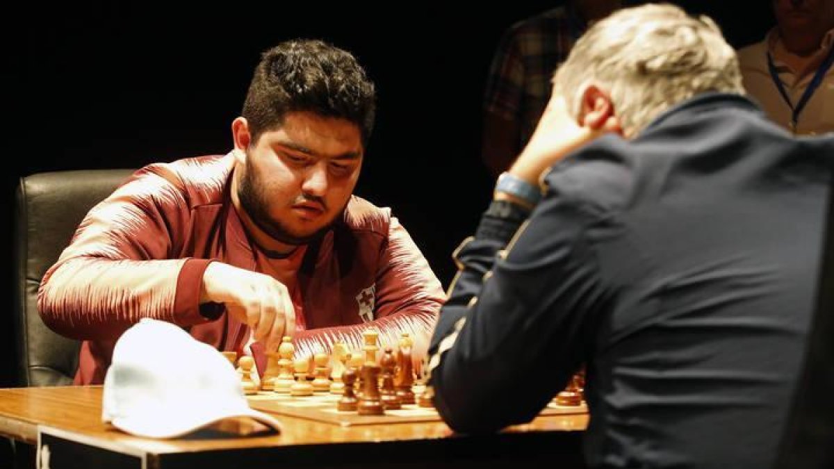 El iraní Parham Maghsoodloo durante la final disputada con el ucraniano Vassily Ivanchuk.