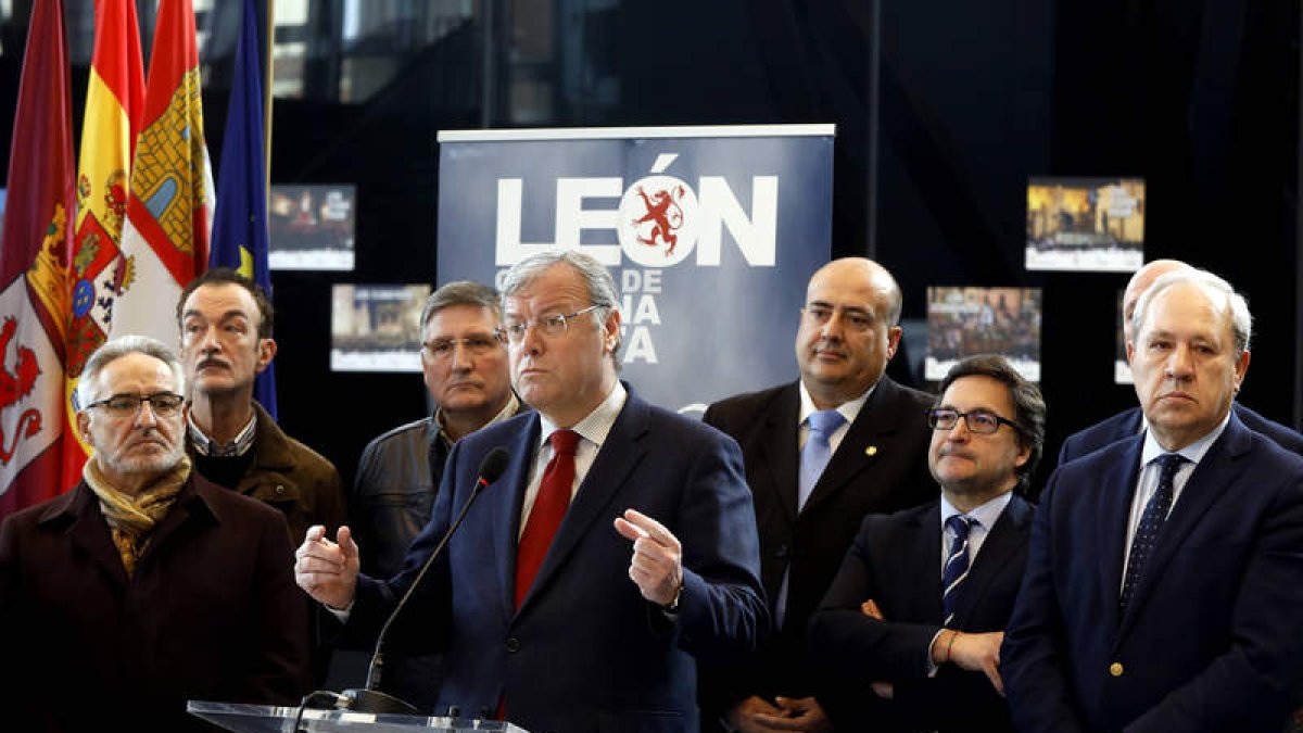 Silván presentó ayer la campaña acompañado de los representantes de las cofradías. MARCIANO PÉREZ