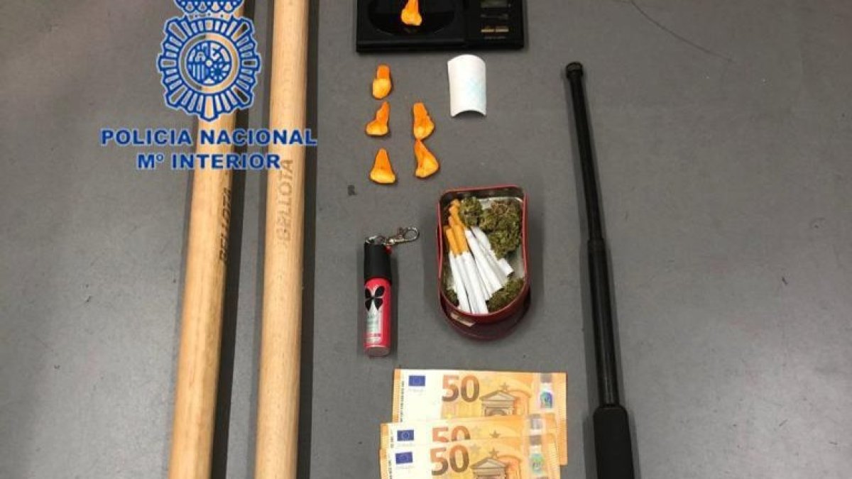 Imagen de las armas y la droga incautadas. DL