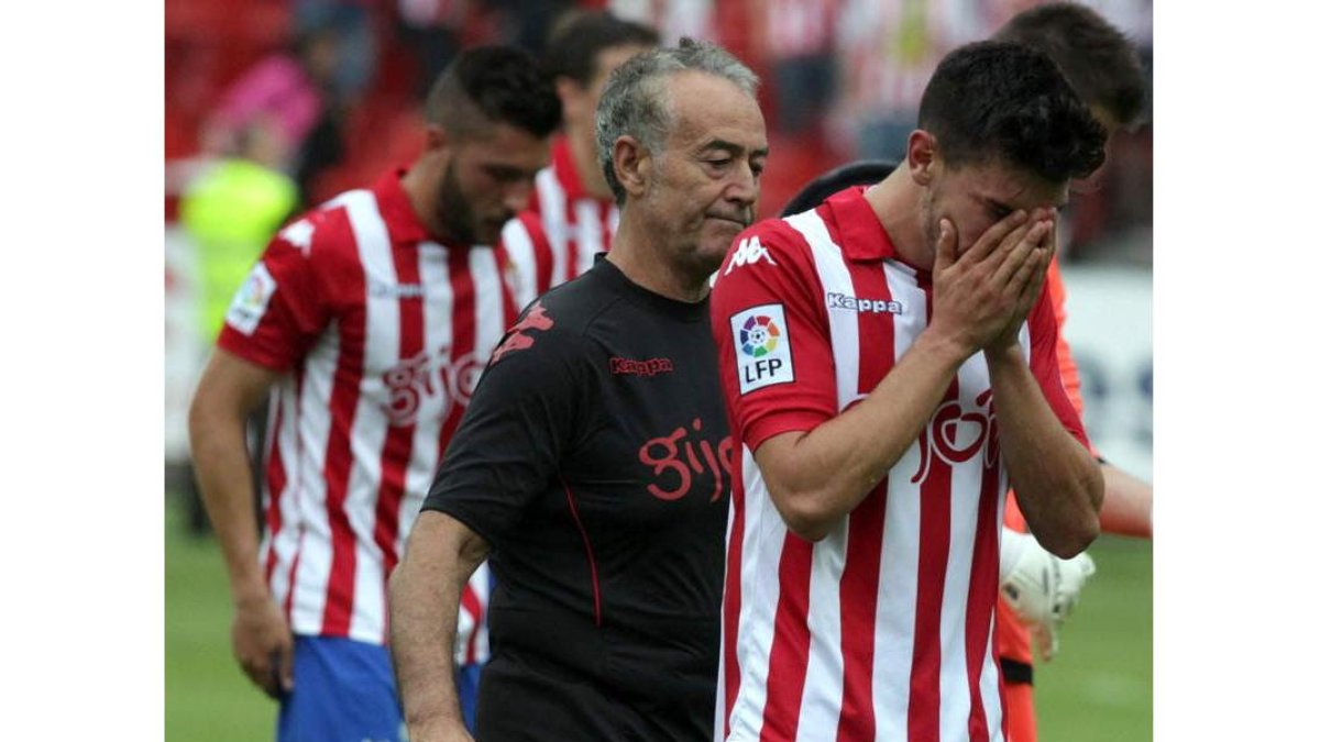 Los jugadores del Sporting tras perder ante Las Palmas.