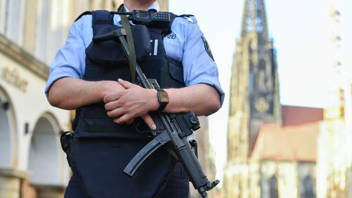 Un policía armado, en la ciudad alemana de Münster. SASCHA STEINBACH