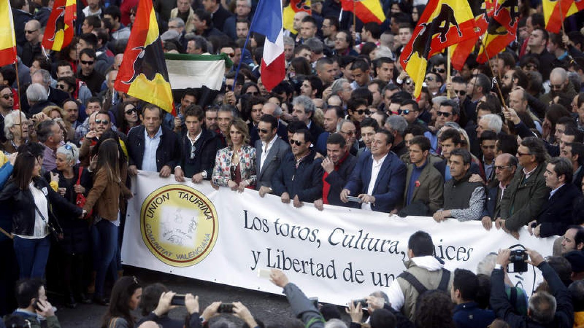 Varios miles de aficionados taurinos participaron ayer en la manifestación en defensa de la fiesta en Valencia. K.F.