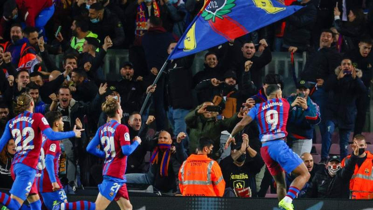 Memphis Depay logró el único tanto del Barcelona en el derbi catalán frente al Espanyol. TONI ALBIR