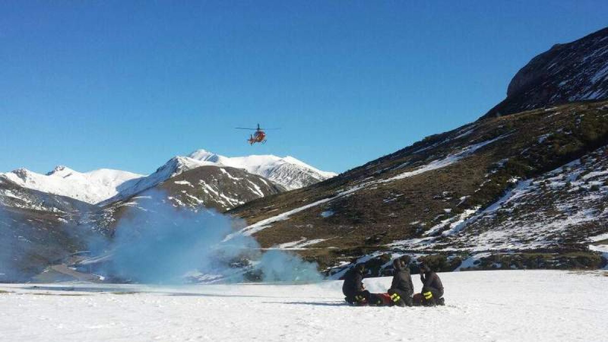 Actuación con uno de los helicópteros en una prueba.