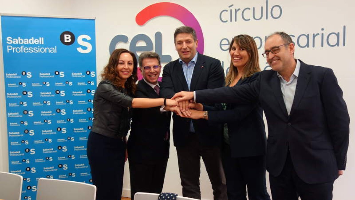Los firmantes, tras sellar el acuerdo. DL