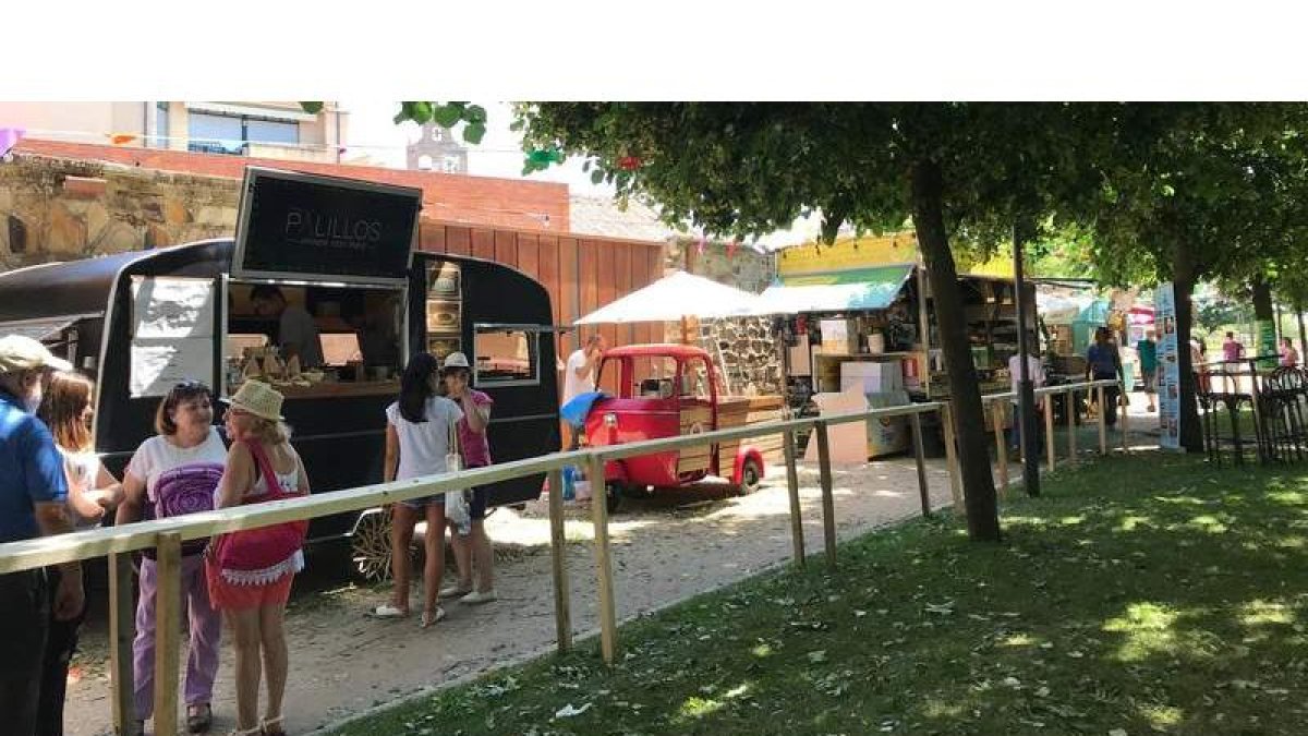 Cerca de diez forgonetas completan la oferta gastronómica de este año. DL