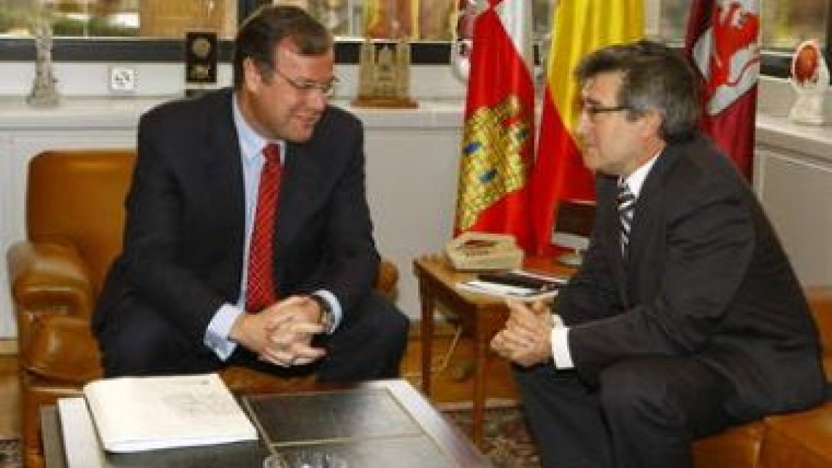 Antonio Silván y Francisco Fernández, al comienzo de la reunión.