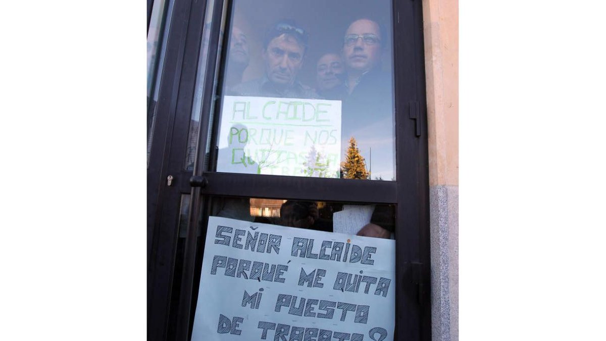 Trabajadores encerrados en el Ayuntamiento.