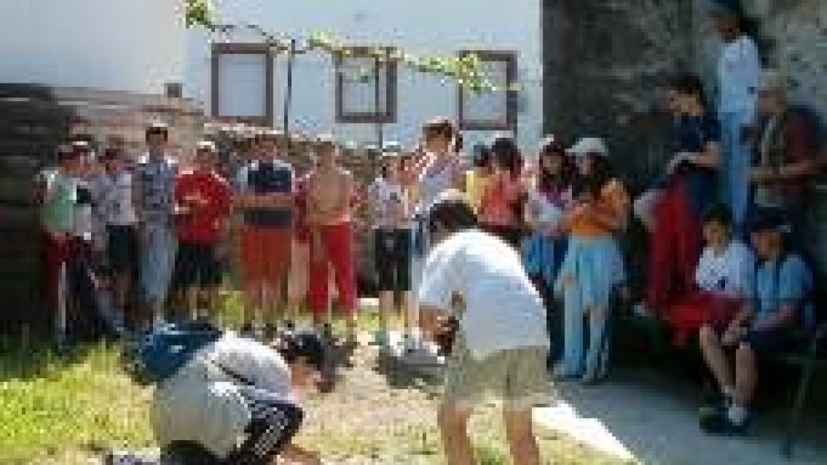 El juego de bolos fue una de las actividades que más cautivaron a los escolares