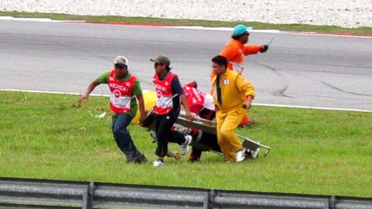 Momento en que un camillero tropieza y la camilla que transporta a Simoncelli cae al suelo.