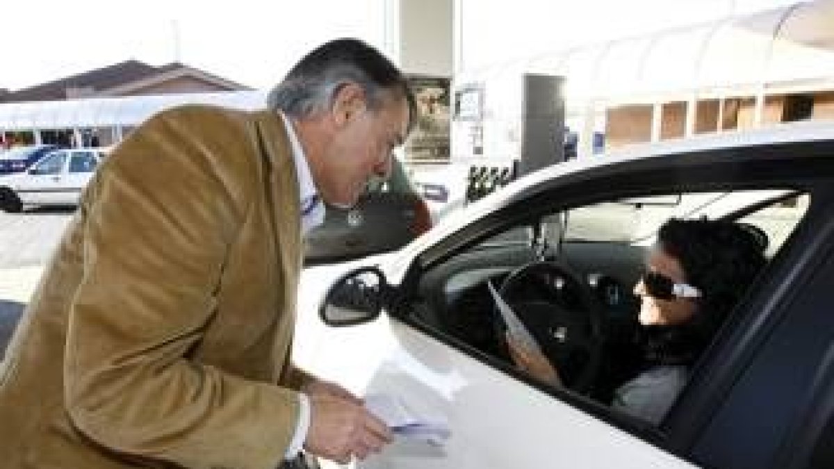 El subdelegado de Gobierno, Francisco Álvarez, entregó folletos explicativos el pasado miércoles