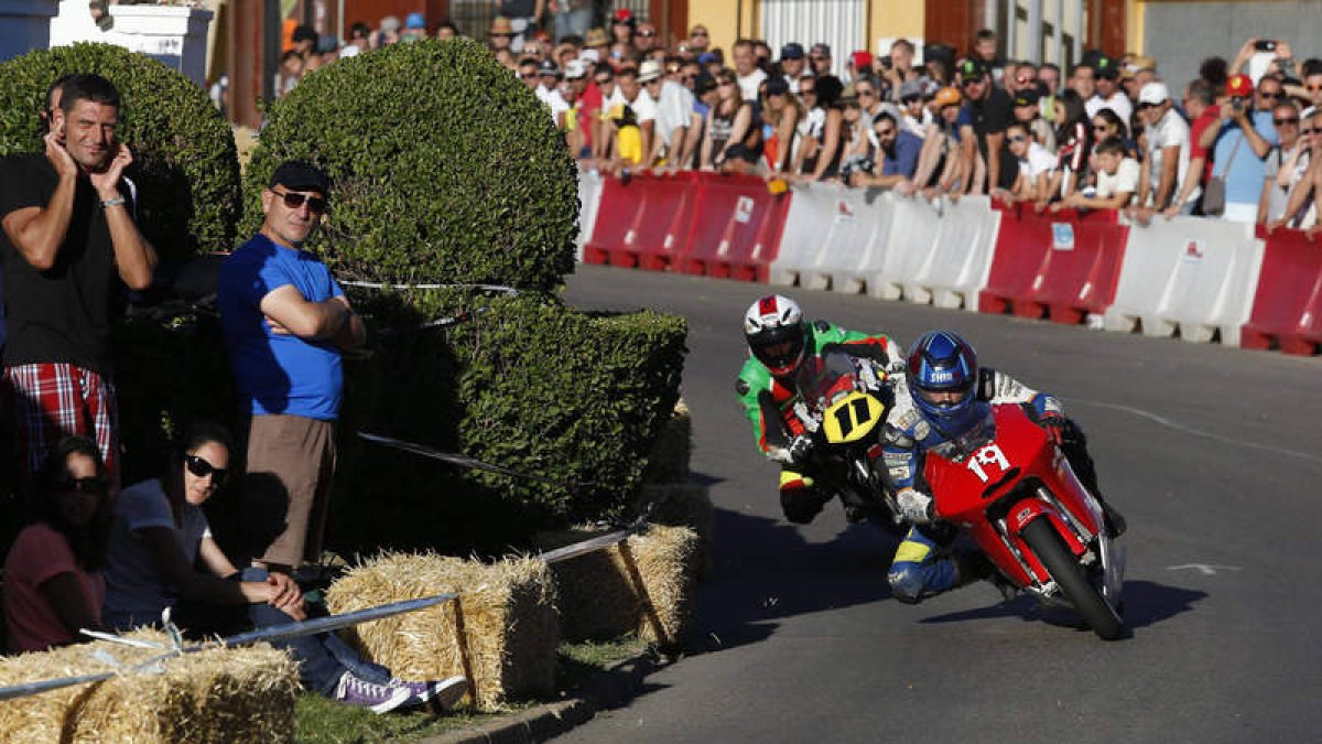 Iker Carrera y Bernardo Oliver, en una de las zonas de mayor exigencia y que más público concita del Gran Premio.