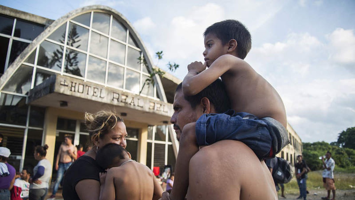 Una familia integrada en la caravana de migrantes a su paso ayer por territorio mexicano. VILLALOBOS