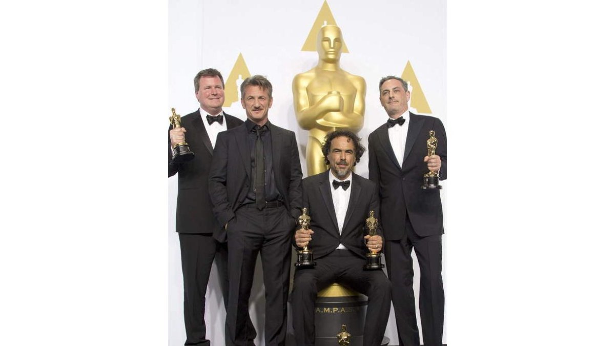 El productor James W. Skotchdopole, el actor Sean Penn, el director Alejandro G. Iñárritu y el productor John Lesher.