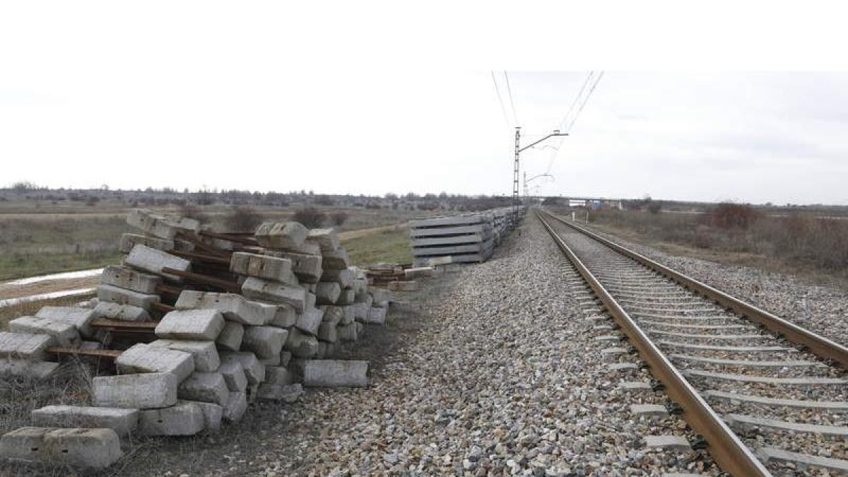 Vista de la actuación en la reforma de la vía ferroviaria entre León y Astorga, en un punto próximo a Robledo de la Valdoncina. MARCIANO PÉREZ