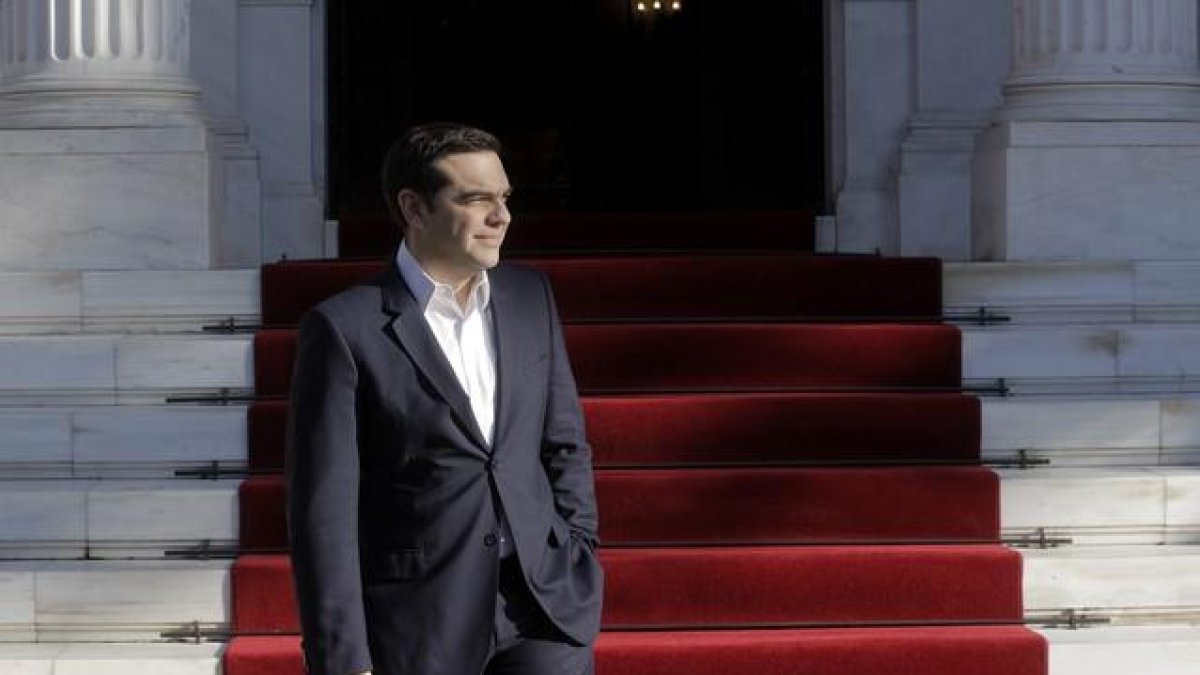 El primer ministro griego, Alexis Tsipras, espera la llegada del presidente palestino, Mahmud Abás, antes del comienzo de su encuentro en Atenas, el 21 de diciembre.