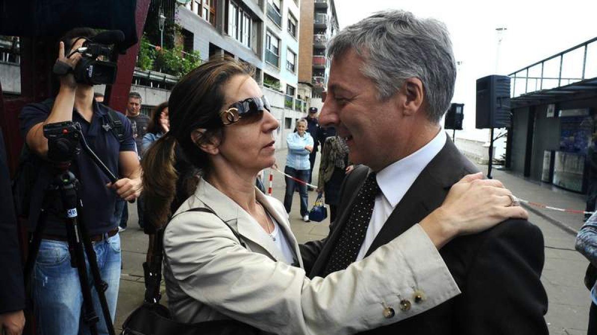 Cheli González conversa con el ministro de Fomento, José Blanco, el lunes en Bilbao.