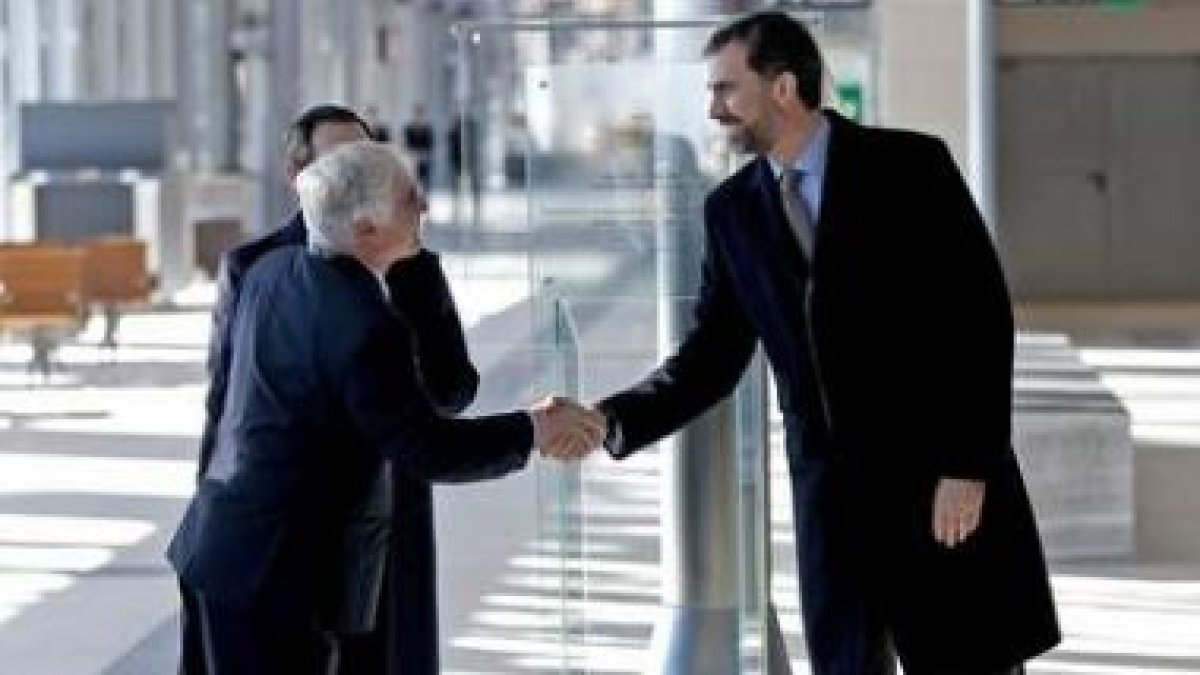 Barreda saluda al Príncipe Felipe en la inauguración del Ave Madrid-Valencia.