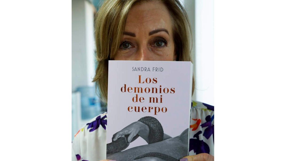 Imagen de la escritora Sandra Frid con su novela