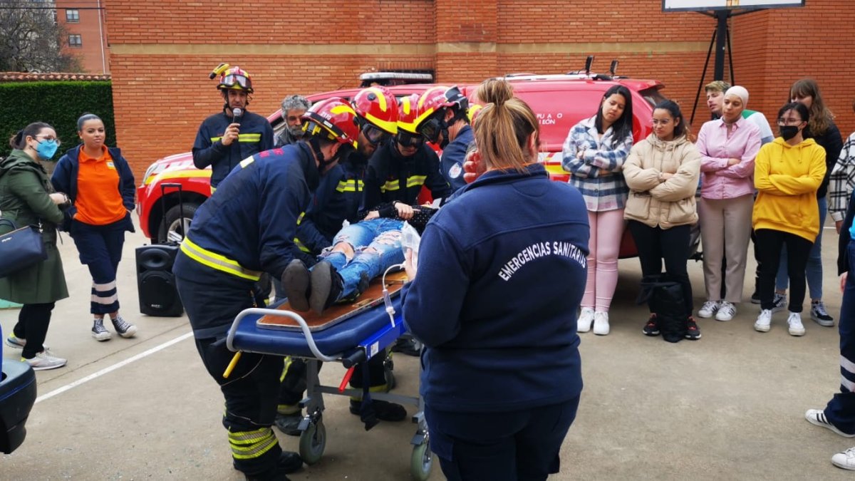 Los bomberos socorren a la víctima simulada del accidente. BOMBEROS DE LEÓN