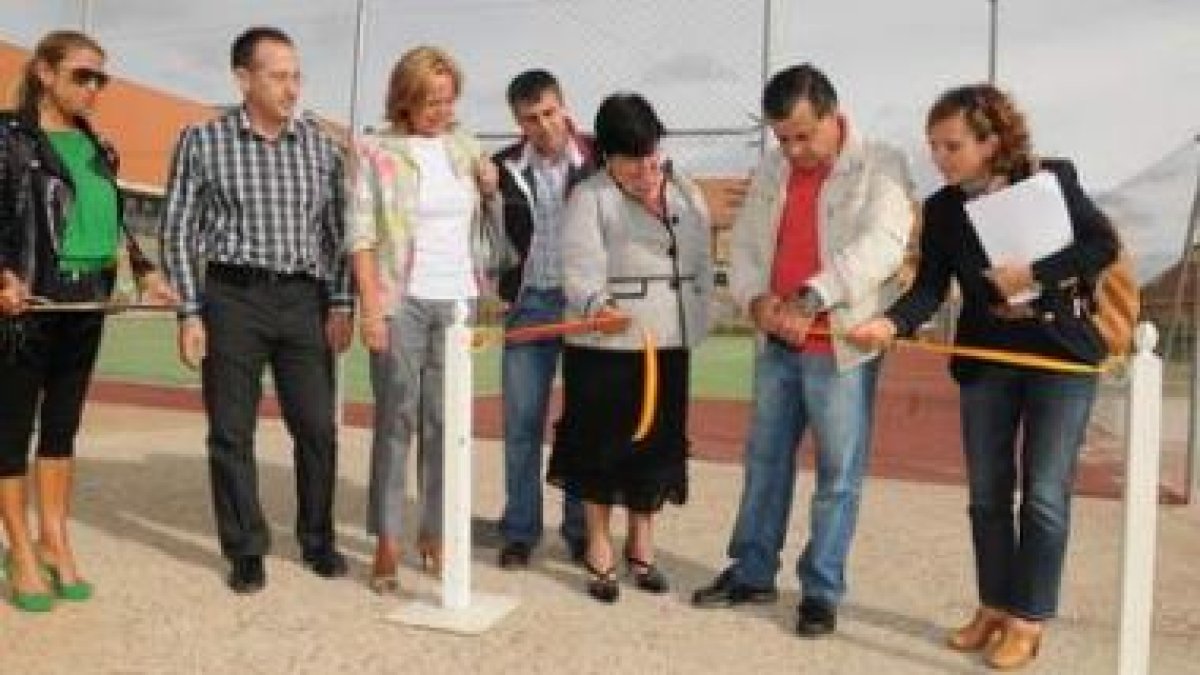 Momento en el que el alcalde y la directora provincial, junto a la concejala de Educación, entre otr